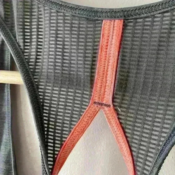 Under  Armour Tank Top - Picture 3 of 4